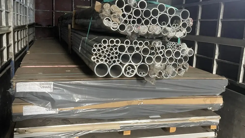 Xe tải và hàng hóa tại khu vực giao nhận