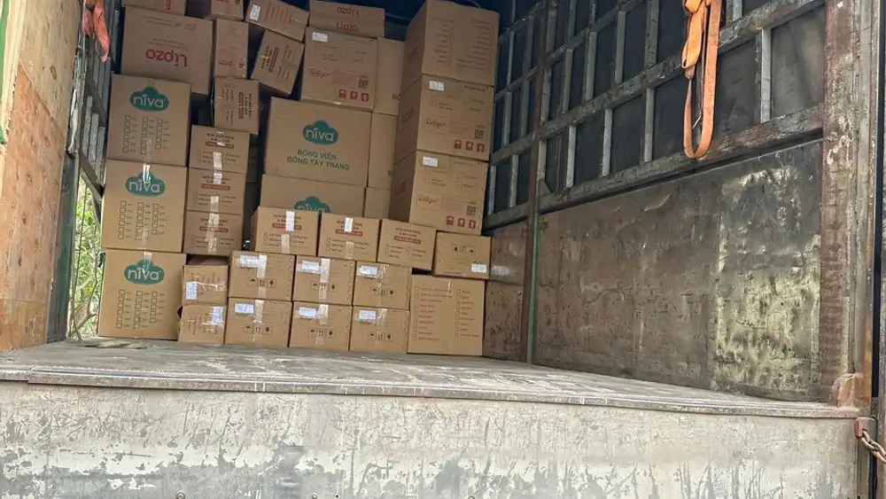 Xe tải chuyển hàng giữa hai kho