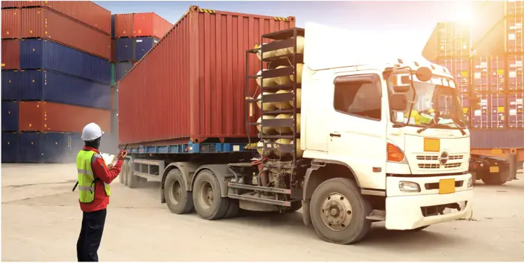 Xe tải đường dài chuẩn bị gửi hàng đi Nha Trang