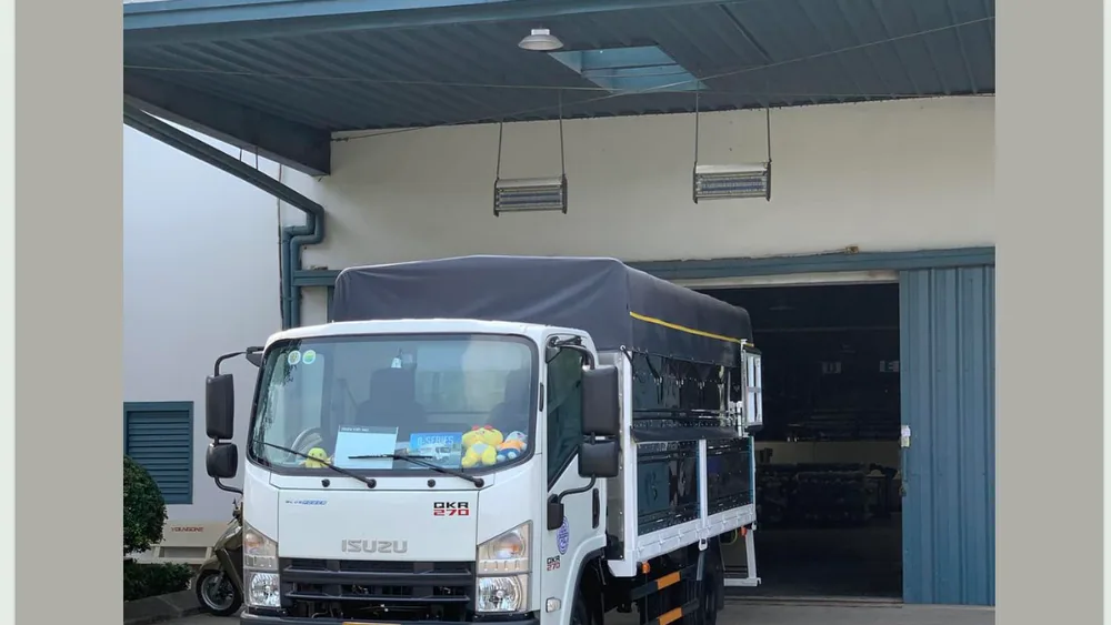 Xe tải trong hoạt động nhận và vận chuyển hàng