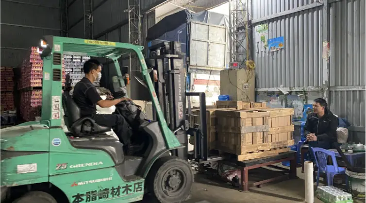 Xe máy được bọc bảo vệ trước khi vận chuyển Bắc Nam