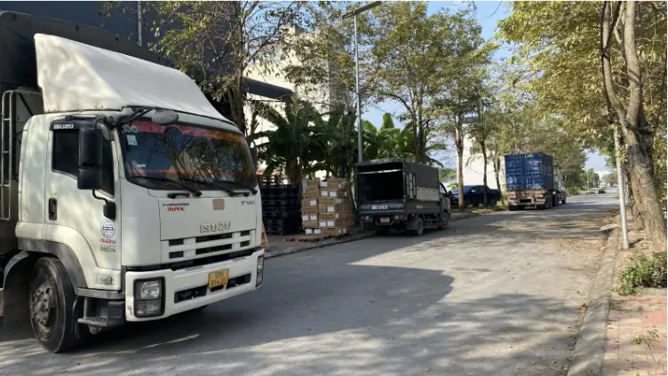 Xe máy được cố định khi vận chuyển bằng xe tải