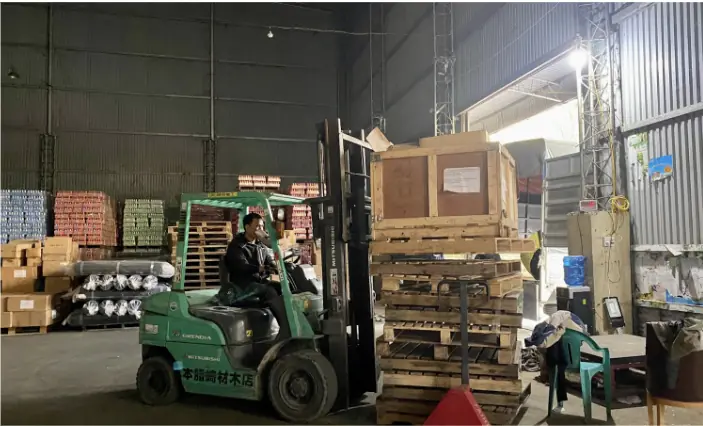 Xe nâng xử lý kiện hàng tại kho