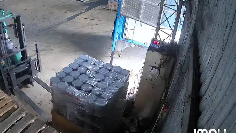 Xe nâng hỗ trợ xử lý pallet gãy chân
