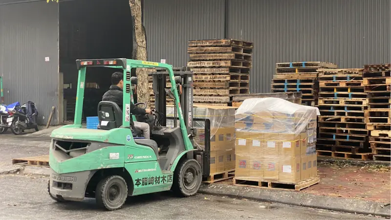 Xe nâng hỗ trợ bốc xếp kiện hàng nặng