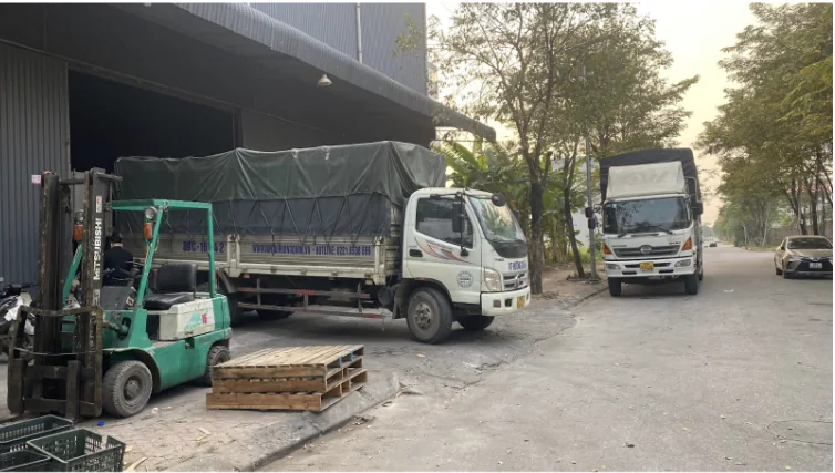 Xe tải nhận hàng vận chuyển Bắc Nam tại kho