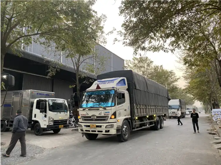 Đội xe tải chờ nhận hàng cho tuyến Bắc Nam