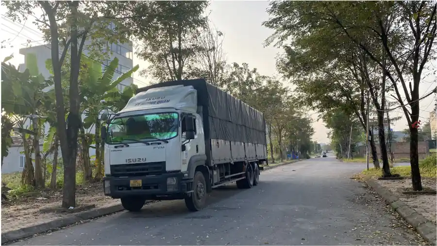 Hàng hóa được vận chuyển bằng xe tải đường bộ