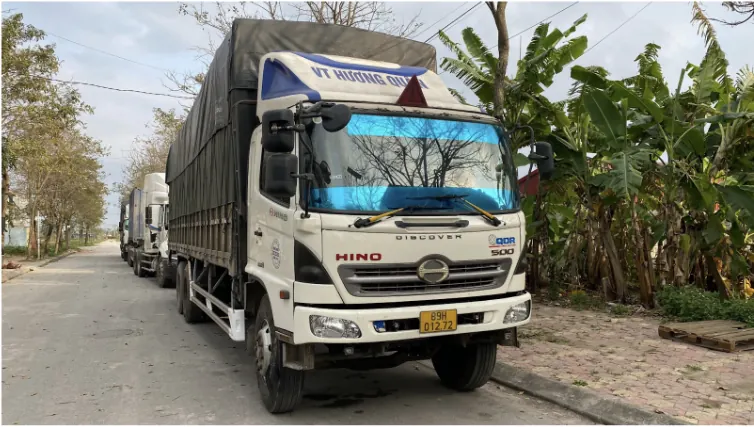 Xe tải nhận và bàn giao đồ tại Hà Nội