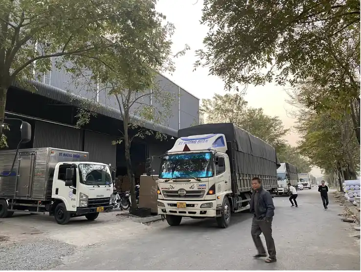 Xe tải thực hiện giao hàng tại khu vực TPHCM