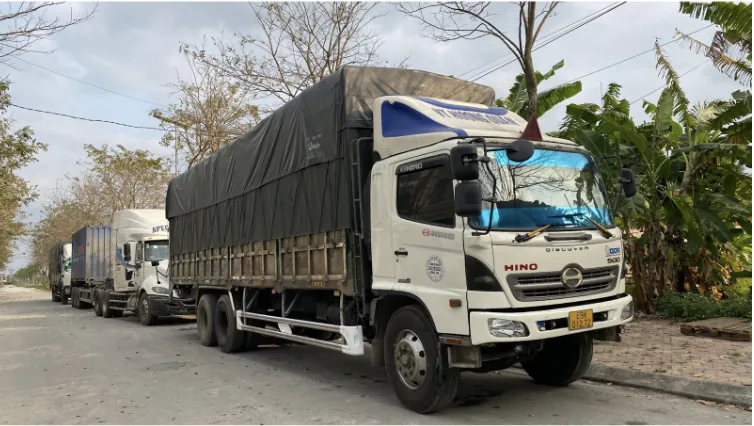 Đoàn xe tải vận chuyển hàng hóa Bắc Trung Nam