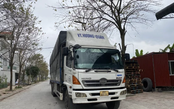 Xe tải nhận kiện hàng sau khi hoàn thiện đóng gói