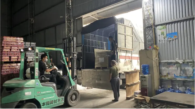 Xe tải vận chuyển hàng hóa trên tuyến đường bộ