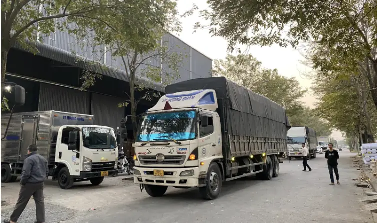 Xe tải thùng bạt chuẩn bị vận chuyển hàng Bắc Nam