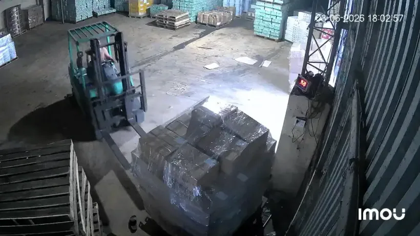 Pallet hàng trong khu vực kho qua camera giám sát