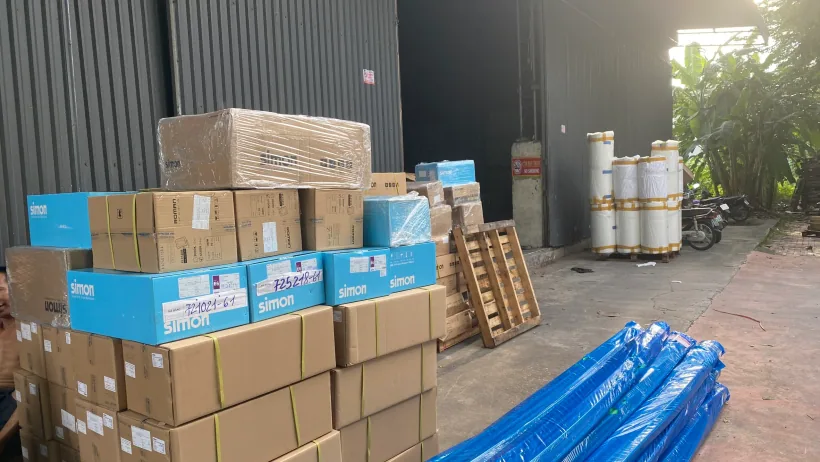 Hàng hóa được đóng gói và tập kết tại kho
