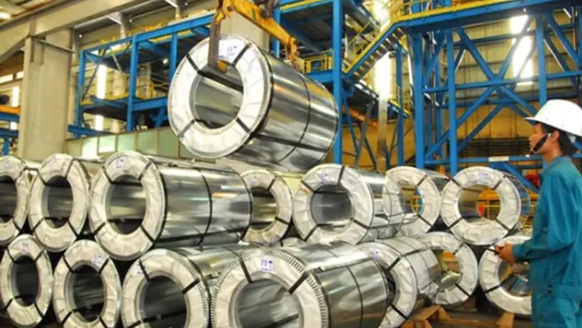 Các cuộn kim loại được tập kết trong kho