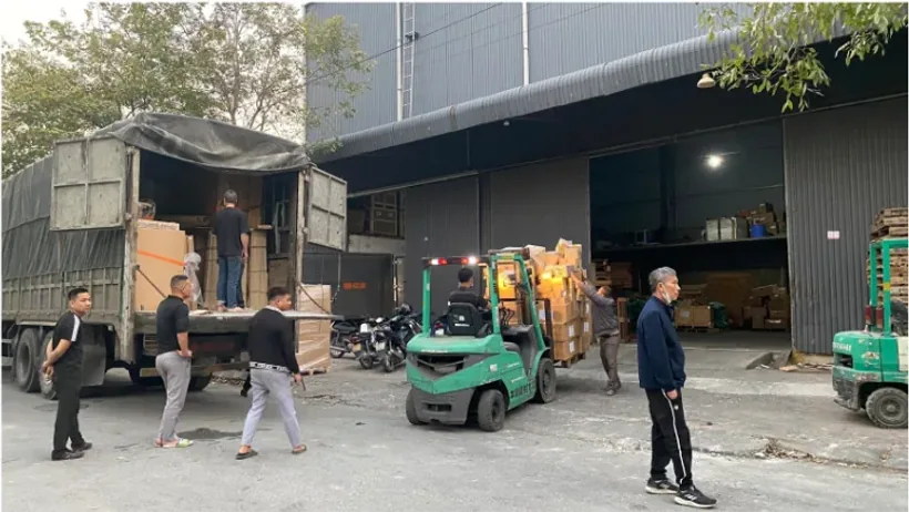 Xe nâng đang xử lý hàng hóa trong kho