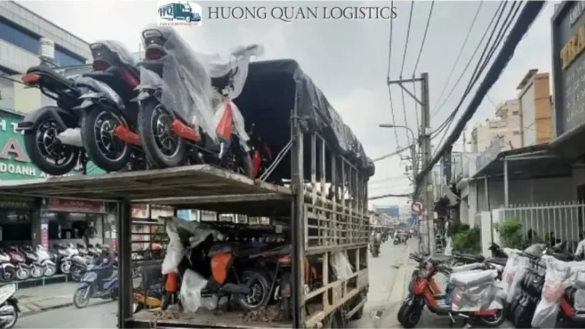 Nhân viên đang kiểm tra và bàn giao hàng hóa