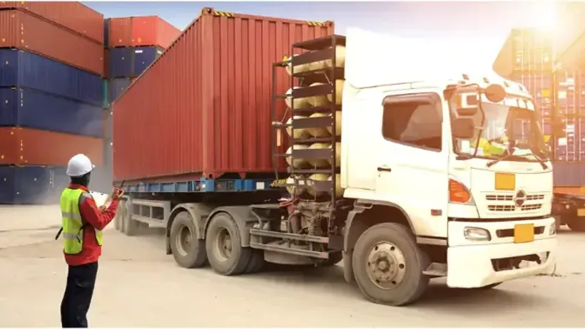 Xe tải chở hàng đường dài tại điểm khai thác