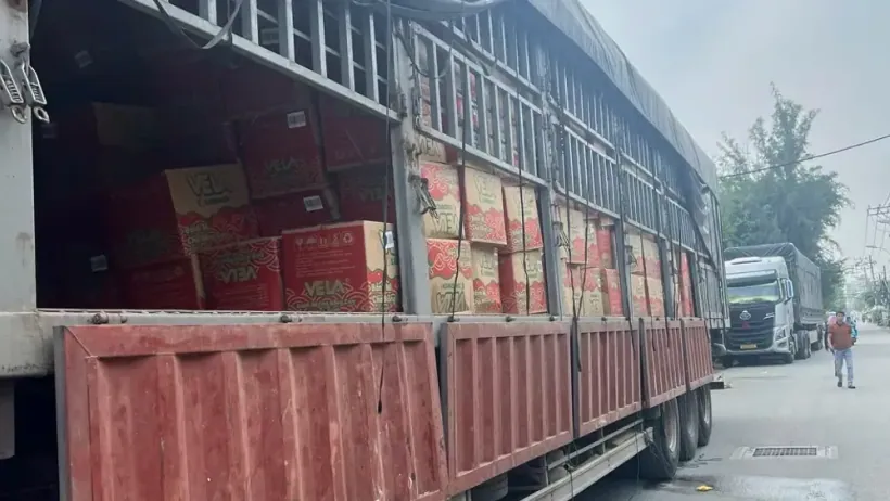 Xe tải phủ bạt đang di chuyển trên tuyến