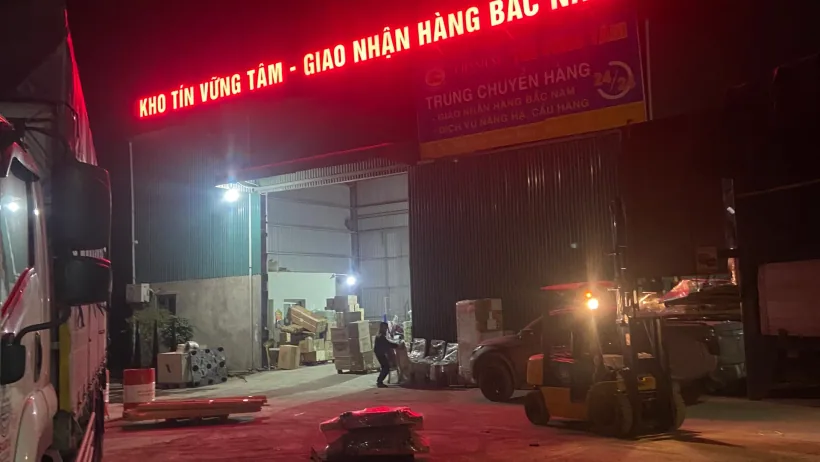 Khu vực kho Hương Quân Logistics vào buổi tối