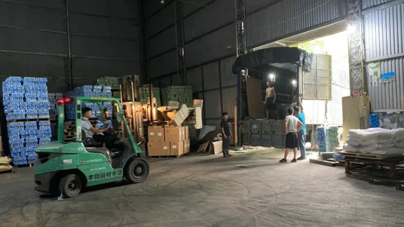 Xe nâng đang xử lý hàng hóa trong kho