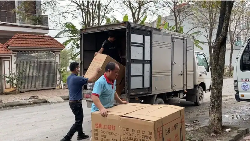 Nhân viên đang kiểm tra và bàn giao hàng hóa