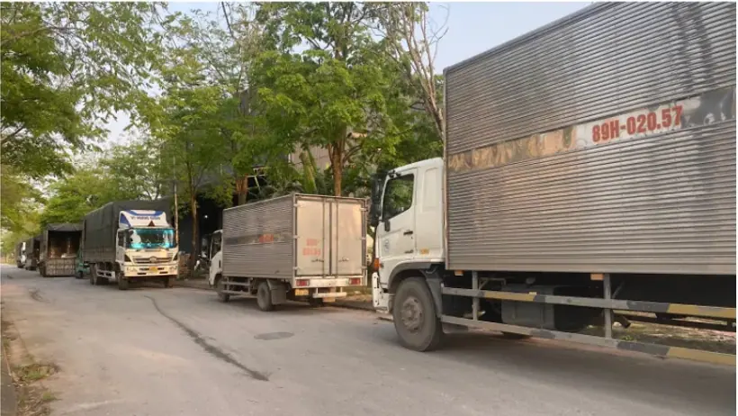 Xe tải đỗ tại khu vực kho để nhận hàng
