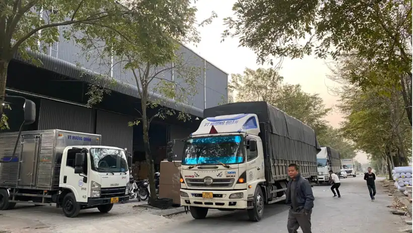 Xe tải tại khu vực khai thác hàng hóa