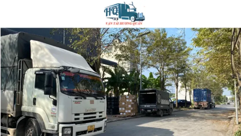 Xe tải tại khu vực khai thác hàng hóa