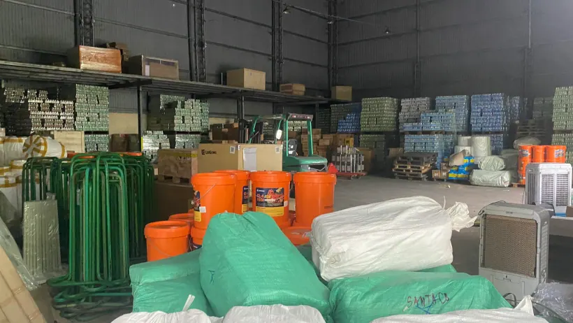 Nhân viên đang kiểm tra và bàn giao hàng hóa