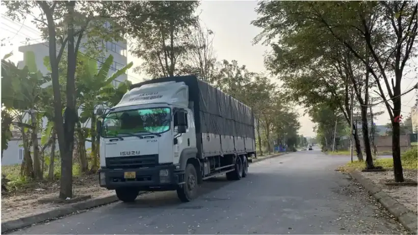 Xe tải tại khu vực khai thác hàng hóa