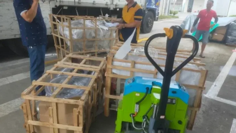 Xe nâng tay hỗ trợ xử lý kiện hàng tại kho