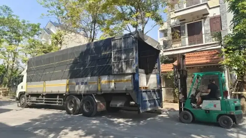Xe nâng đang xử lý hàng hóa trong kho