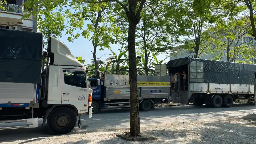 Xe tải tại khu vực khai thác hàng hóa