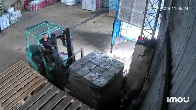 Xe nâng xử lý pallet hàng trong kho