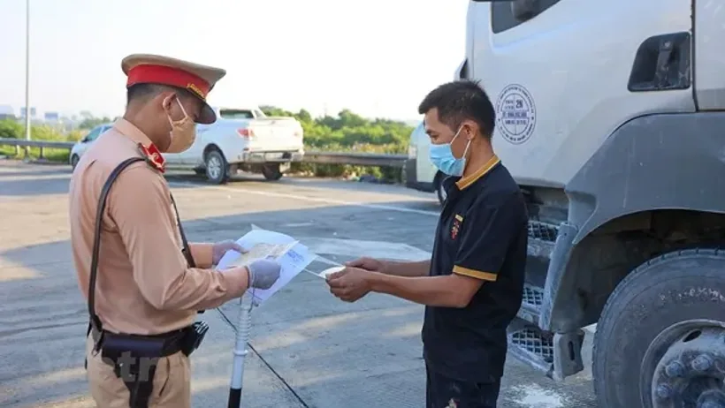Nhân viên đang kiểm tra và bàn giao hàng hóa