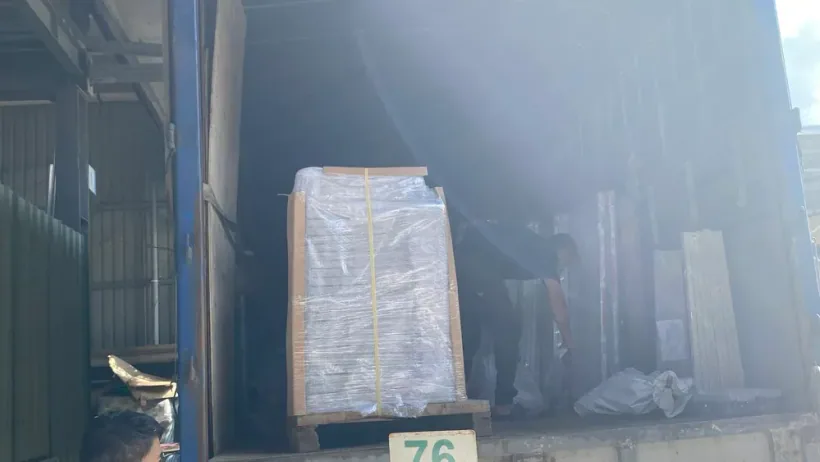 Hàng hóa được đóng gói và tập kết tại kho