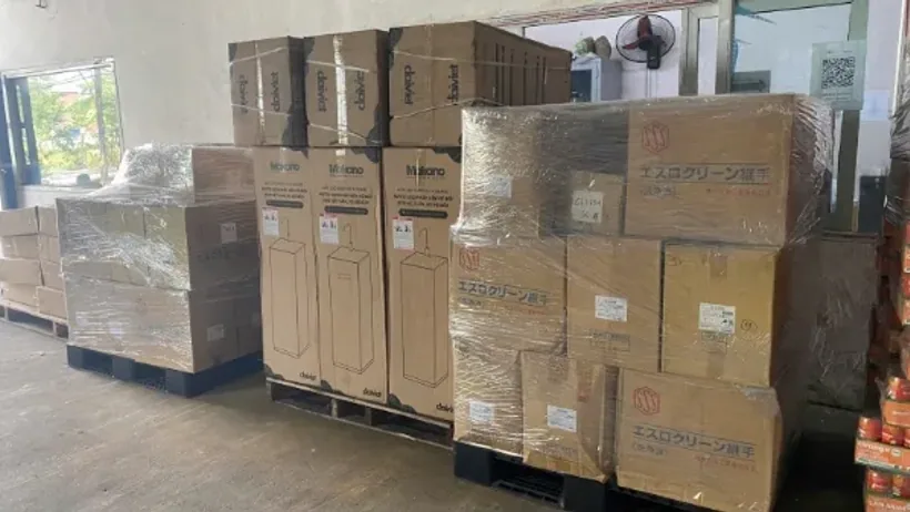 Các kiện hàng được xếp trên pallet tại khu vực kho