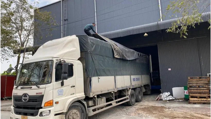 Xe tải tại khu vực khai thác hàng hóa