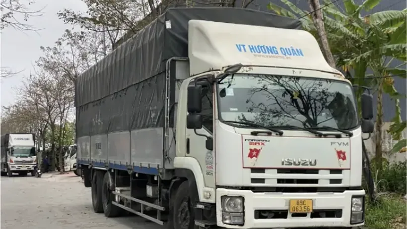 Xe tải tại khu vực khai thác hàng hóa