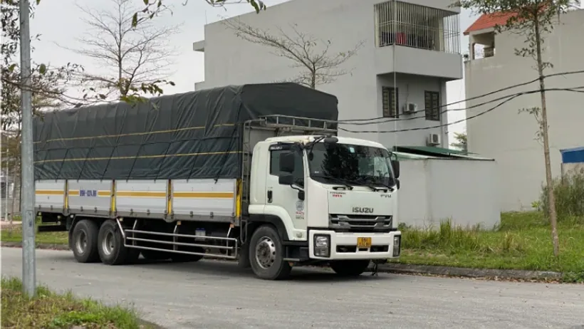 Xe tải tại khu vực khai thác hàng hóa