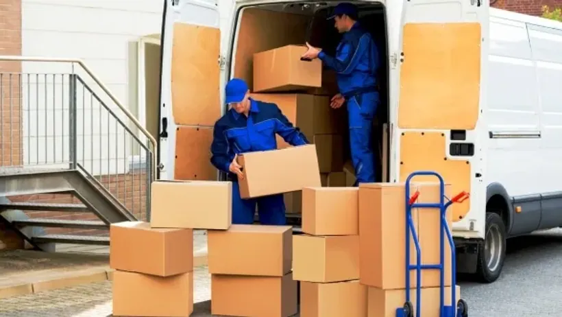 Nhân viên sắp xếp thùng hàng lên xe đẩy