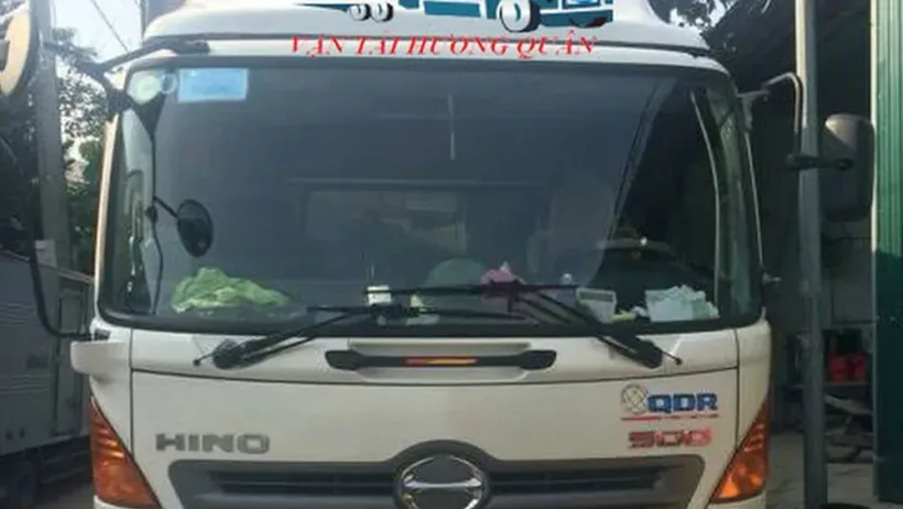 Xe tải tại khu vực khai thác hàng hóa