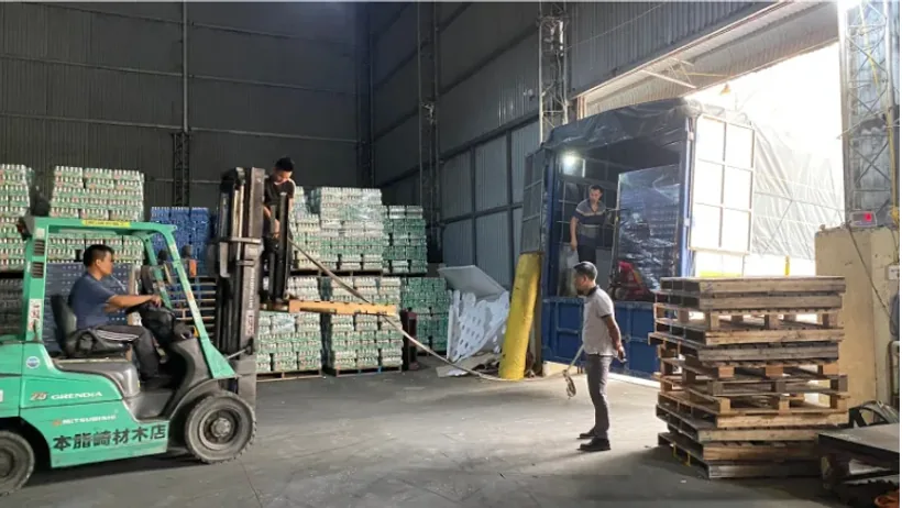 Xe nâng đang xử lý hàng hóa trong kho