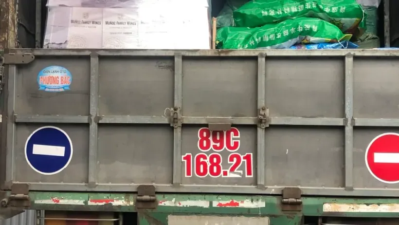 Xe tải tại cổng khu công nghiệp
