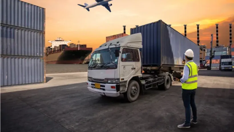 Xe tải làm thủ tục tại khu vực cảng