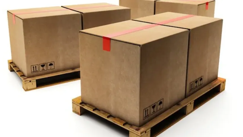 Thùng hàng carton được cố định trên pallet trước khi gửi Bắc Nam