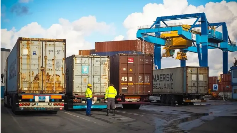 Khu vực bốc xếp container tại cảng